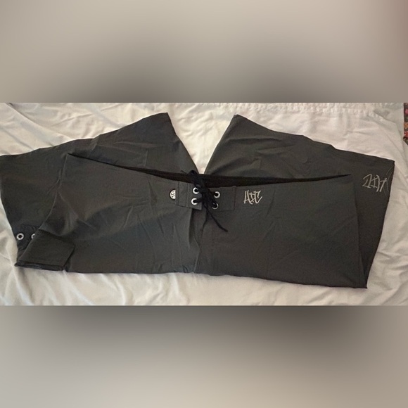 ⭐️ Men’s Hawaiian Island Creations Gray Board Shorts Size 54 NWT - Picture 1 of 7